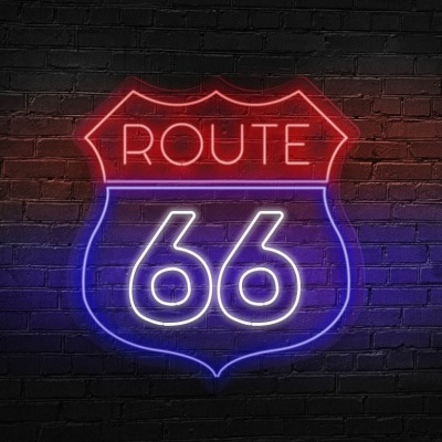 Sinal em néon com formato de escudo e texto Route 66 em vermelho, branco e azul