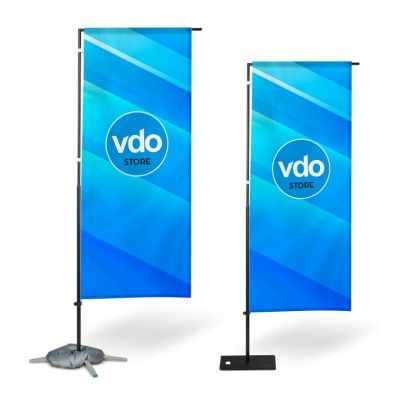 Dois banners azuis com logo 'vdo STORE' em suportes pretos sobre fundo branco