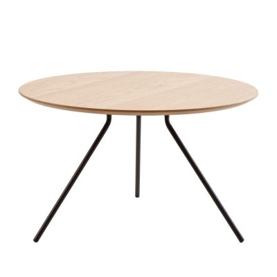 Mesa redonda de madeira clara com pernas metálicas pretas