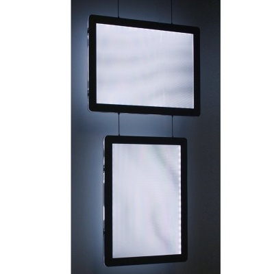 Dois painéis de ecrã iluminados suspensos, um horizontal e outro vertical, com moldura preta