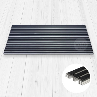 Tapete preto com ripas em estrutura de alumínio sobre chão de madeira clara