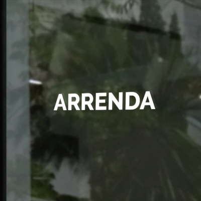 Letreiro branco com texto ARRENDA em vidro