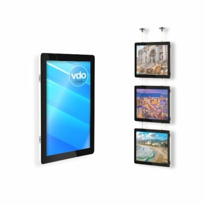 Ecrã digital preto com logo vdo stores e três quadros pendurados com imagens de paisagens urbanas e praia