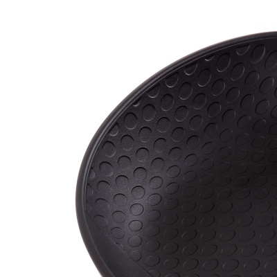 Cadeira preta com padrão de círculos em relevo no assento e encosto