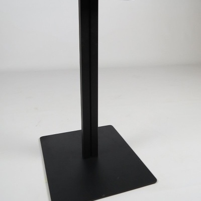 Base quadrada preta com suporte vertical