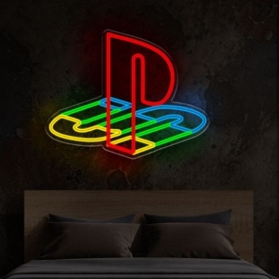 Decoração de néon colorido do logo PlayStation na parede sobre cama num quarto escuro