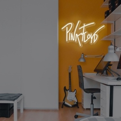 Escritório moderno com decoração amarela e branca, guitarra, mesa com computador e cadeira preta