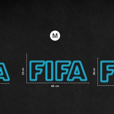 Três tapetes pretos com palavra FIFA em azul, tamanhos S, M e L