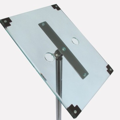 Painel de vidro transparente com suporte metálico e cantos protegidos