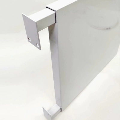 Painel metálico branco com estrutura de suporte em forma de U