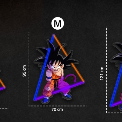 Três figuras de ação do Goku em três tamanhos diferentes com medidas indicadas e triângulos coloridos ao fundo