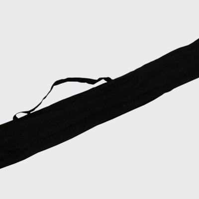 Bolsa preta longa de tecido com alça ajustável