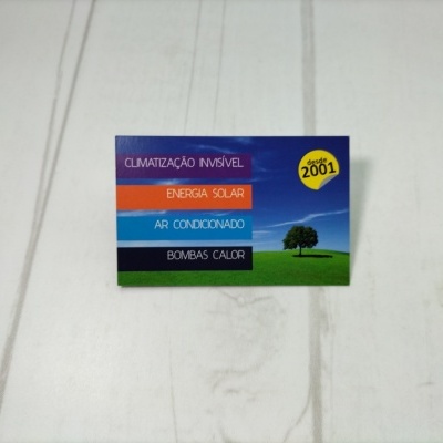 Cartão colorido com texto sobre cliar e energia solar numa superfície branca