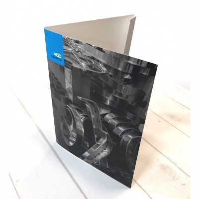 Pasta em papel com imagem técnica e logo azul