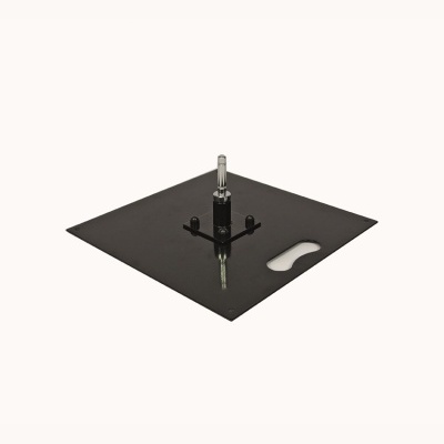 Base quadrada preta de metal com haste central e recorte oval para manuseio