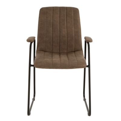 Cadeira castanha estofada com estrutura metálica preta e apoios de braço