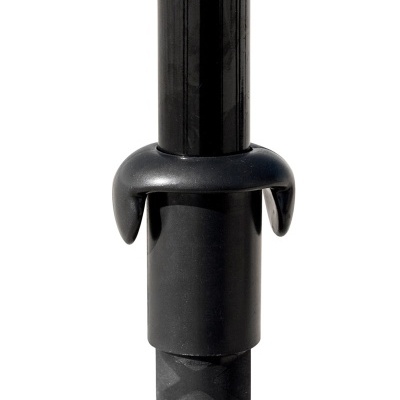 Estrutura metálica preta com peça de encaixe preta em fundo branco