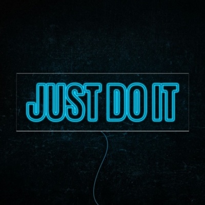 Painel de néon azul com texto JUST DO IT em fundo escuro