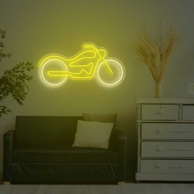 Sala com luz neon em forma de motocicleta, sofá preto, cómoda branca, candeeiro de pé preto e planta verde