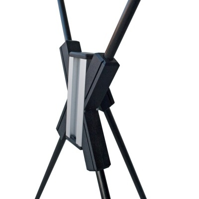 Suporte de tripé preto com painel central retangular