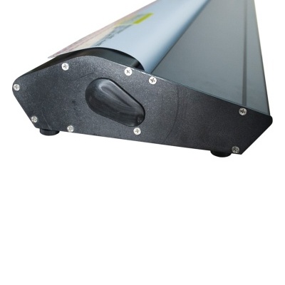 Base metálica com pega preta e parafusos sobre fundo branco