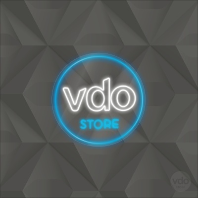 Logótipo vdo STORE em néon branco e azul sobre fundo geométrico cinzento