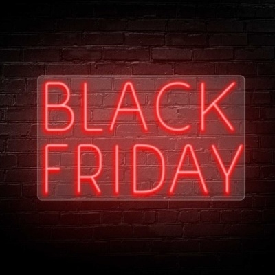 Cartaz neón vermelho a dizer BLACK FRIDAY numa parede de tijolos escuros