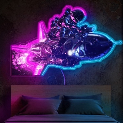 Quarto com cama, planta, abajur e luminária neon de astronauta