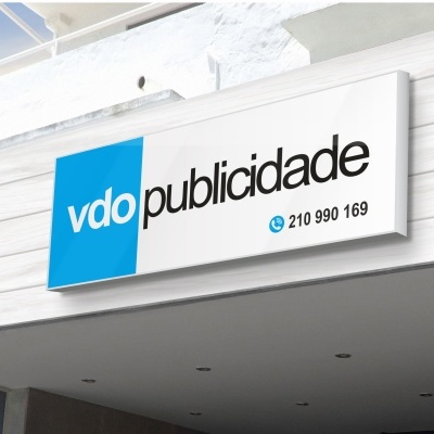 Placa publicitária com texto 'vdo publicidade' e número '210 990 169'