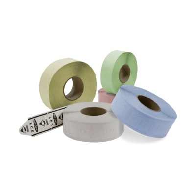 Rolos de etiquetas adesivas coloridas, com um rolo destacando etiquetas brancas com símbolos pretos.