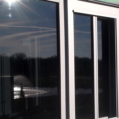 Janela de vidro dupla com moldura branca em parede cinza clara