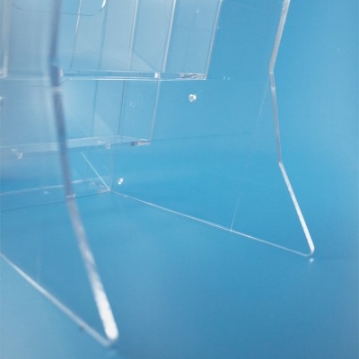 Expositor acrílico transparente com prateleiras e fundo azul