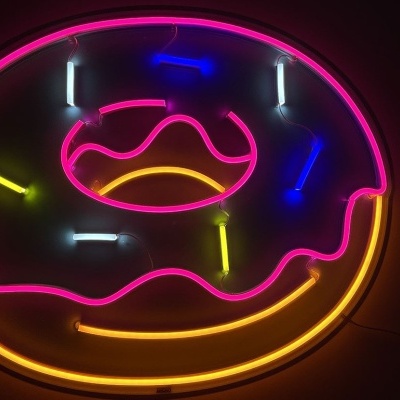 Neon em formato de donut colorido iluminado