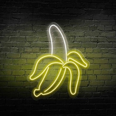 Neon art de banana aberta com luzes amarelas e brancas numa parede de tijolos