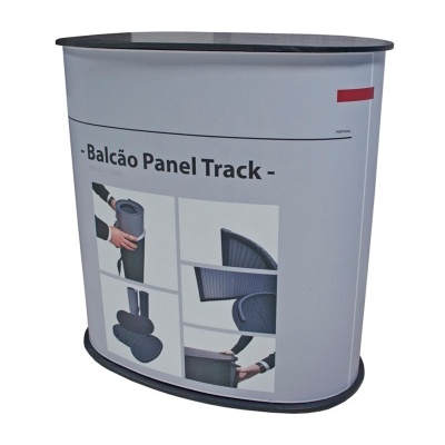 Balcão promocional branco com texto 'Balcão Panel Track' e imagens ilustrativas