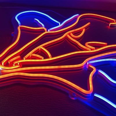 Neon art de guitarra estilizada iluminada em azul, vermelho, branco e laranja