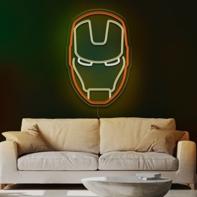 Neon da máscara do Homem de Ferro na parede preta acima de sofá bege