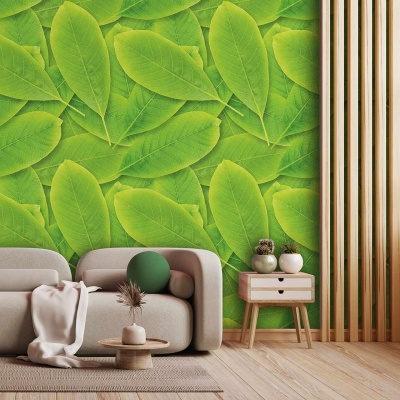 Sala moderna com sofá cinzento claro e papel de parede de folhas verdes