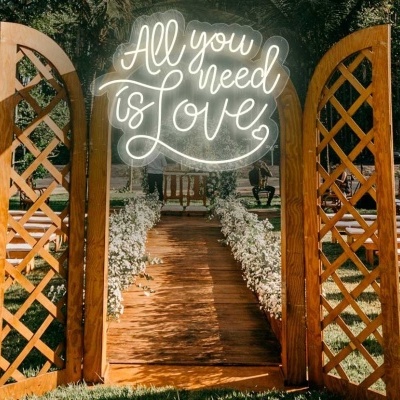 Passagem de madeira com bancos e estrutura de madeira decorativa em ambiente ao ar livre