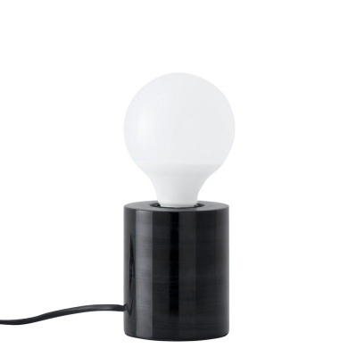 Lâmpada de mesa com base preta e lâmpada branca em forma de globo