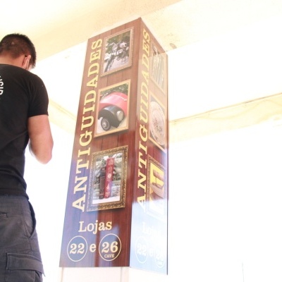 Cartaz vertical para liquidação de loja com imagens antigas e texto visível