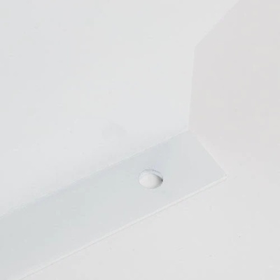 Superfície branca com botão branco circular