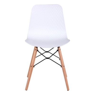 Cadeira branca com pernas de madeira clara e suporte metálico preto