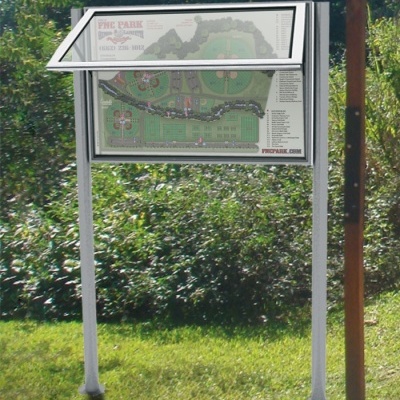 painel informativo de parque com mapa e texto