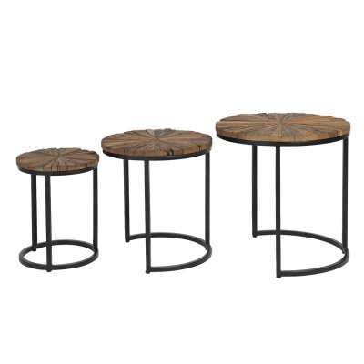 Três mesas auxiliares redondas com tampo de madeira e base metálica preta