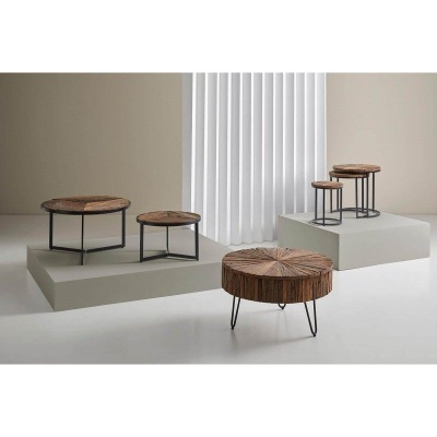 Mesas redondas de madeira e metal em diferentes alturas