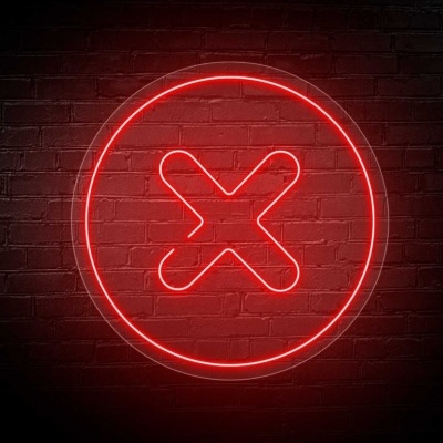 Sinal de néon vermelho com círculo e X na parede de tijolos