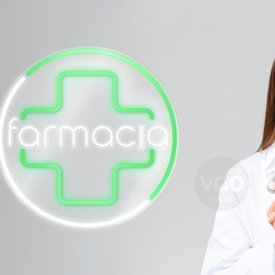 Farmacêutica segura blisters com comprimidos, símbolo de farmácia em néon verde ao fundo