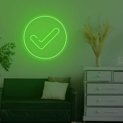 Sofá verde escuro, cómoda branca, planta alta, lâmpada de pé preta e néon verde com visto