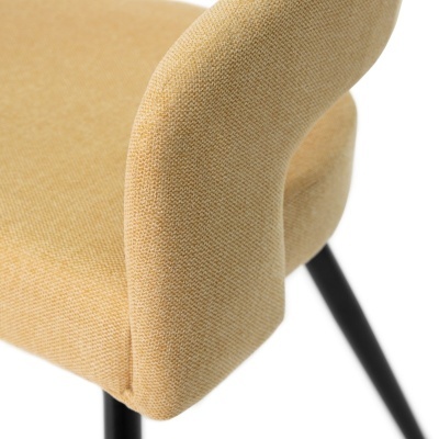 Cadeira amarelo claro com tecido texturizado e pernas pretas